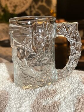 McDONALDS 1995 VINTAGE BATMAN FOREVER GLASS EMBOSSED COFFEE MUG - BATMAN